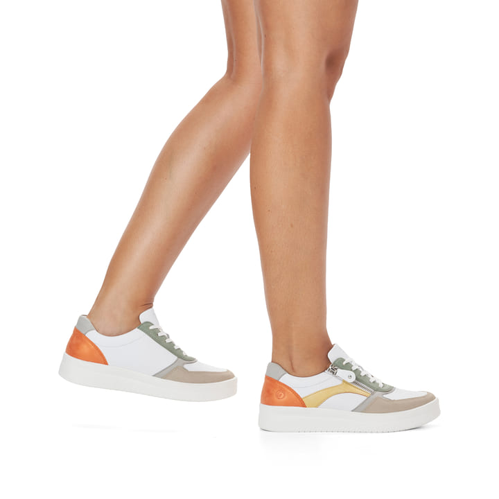 
Mehrfarbige remonte Damen Sneaker D0J01-81 mit einer besonders leichten Sohle. Schuh am Fuß