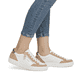 Weiße remonte Damen Sneaker Low D2J01-82 mit Reißverschluss sowie Komfortweite G. Schuh am Fuß.