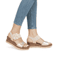 Beige remonte Keilsandaletten D2L53-60 mit einem Klettverschluss. Schuh am Fuß.