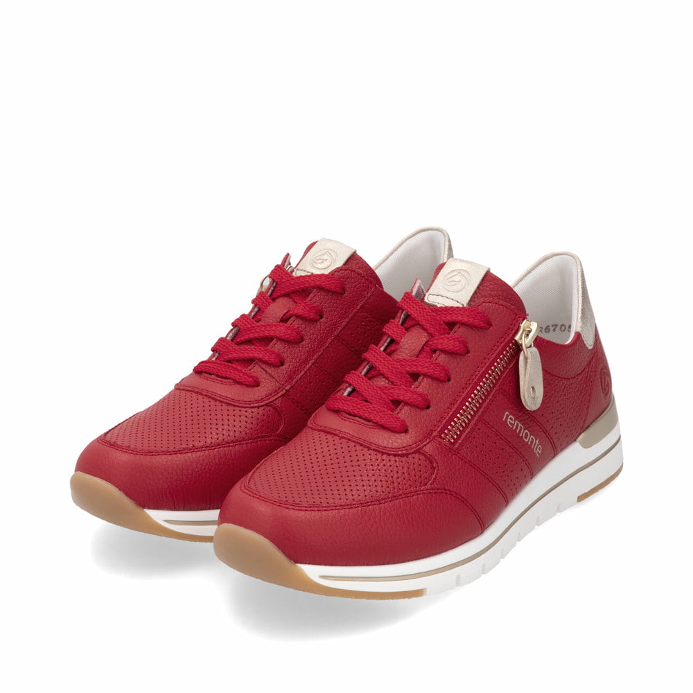 Rote remonte Damen Sneaker Low R6705-33 mit Reißverschluss sowie Komfortweite G. Schuhpaar seitlich schräg.