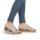 Metallische remonte Keilsandaletten D2L56-90 mit einem Klettverschluss. Schuh am Fuß.