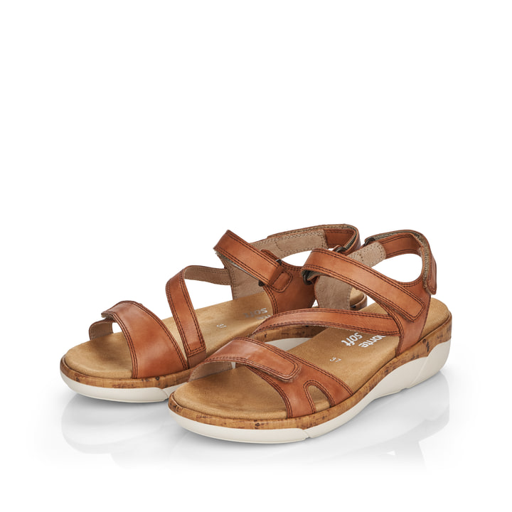 Karamellbraune remonte Damen Riemchensandalen R6850-22 mit einer Profilsohle. Schuhpaar schräg.