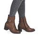 Bottines remonte marron pour femme D2A74-25 avec fermeture éclair. Chaussure au pied.