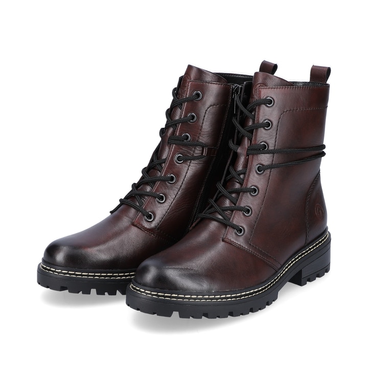 Weinrote remonte Damen Biker Boots D0B75-35 mit einer dämpfenden Profilsohle. Schuhpaar schräg.