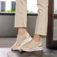 Beige vegane remonte Damen Slipper D0T08-61 mit einem Reißverschluss. Schuh am Model.