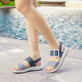 Blaue vegane remonte Riemchensandalen D1J53-14 mit einem Klettverschluss. Schuh am Model.