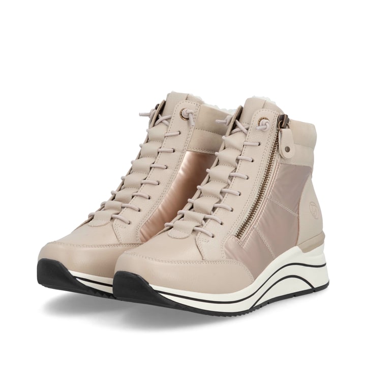 
Sandbeige remonte Damen Schnürstiefel D0T72-60 mit Schnürung und Reißverschluss. Schuhpaar schräg.