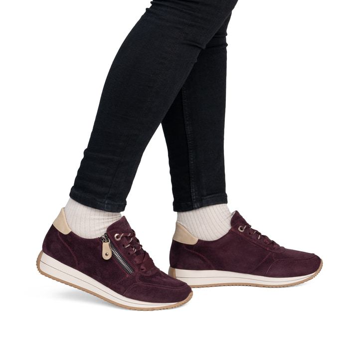 Weinrot-beige remonte Damen Sneaker D0H19-30 mit einem Reißverschluss. Schuh am Fuß.