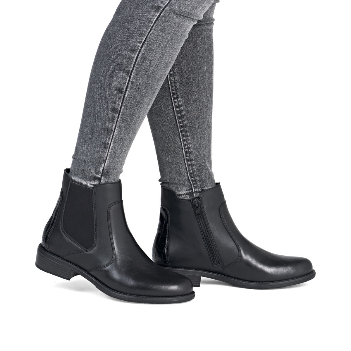 Schwarze remonte Chelsea Boots D0F70-00 mit einem Reißverschluss. Schuh am Fuß.
