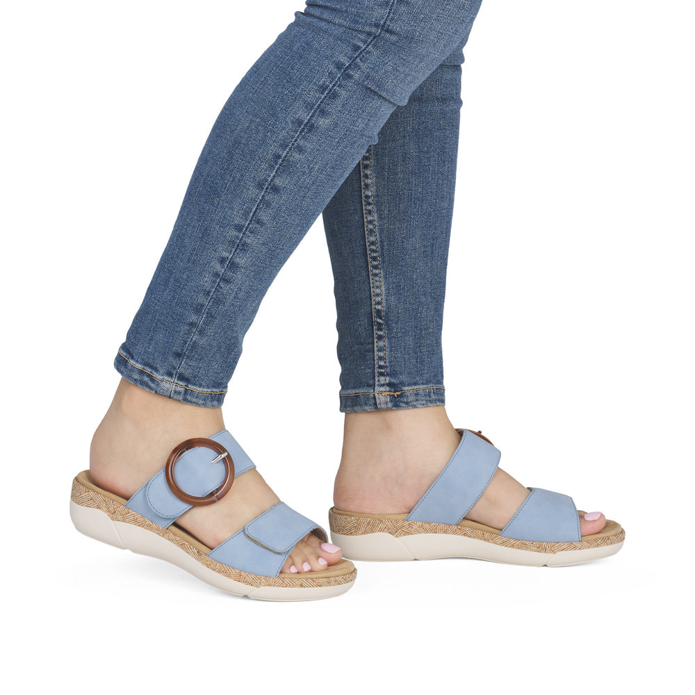 Blaue remonte Damen Pantoletten R6858-10 mit trendiger Schnalle. Schuh am Fuß.