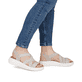 Beige remonte Riemchensandalen D3L52-60 mit einem Gummizug sowie Extraweite H. Schuh am Fuß.