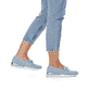 
Himmelblaue remonte Damen Loafers R2544-10 mit einer flexiblen Profilsohle. Schuh am Fuß