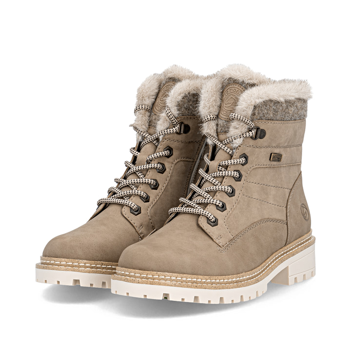 Camelfarbene remonte Damen Schnürstiefel D0B81-20 mit weichem Schaftrand. Schuhpaar seitlich schräg.