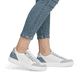 Weiße remonte Damen Sneaker Low D2J01-80 mit Reißverschluss sowie Komfortweite G. Schuh am Fuß.