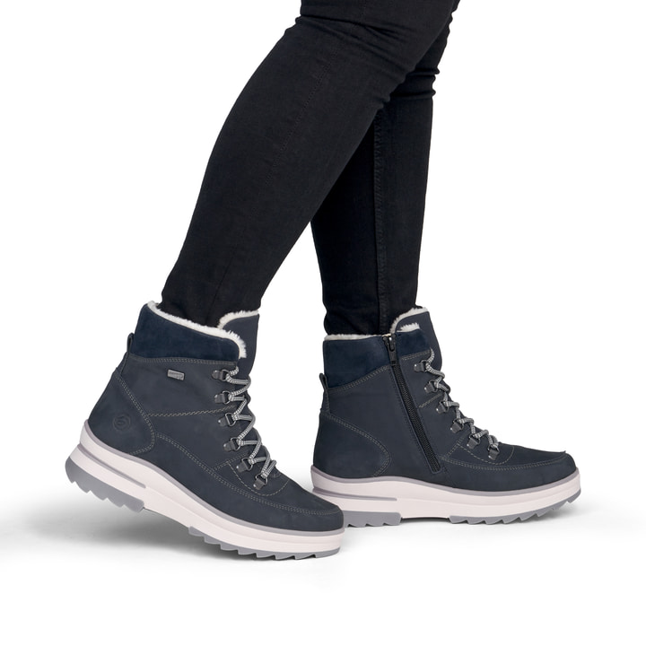 Blaue remonte Damen Schnürstiefel D2B74-14 mit griffiger Glass-Fibre Sohle. Schuh am Fuß.