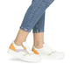 Weiße remonte Damen Sneaker Low D0J01-86 mit einem Reißverschluss. Schuh am Fuß.