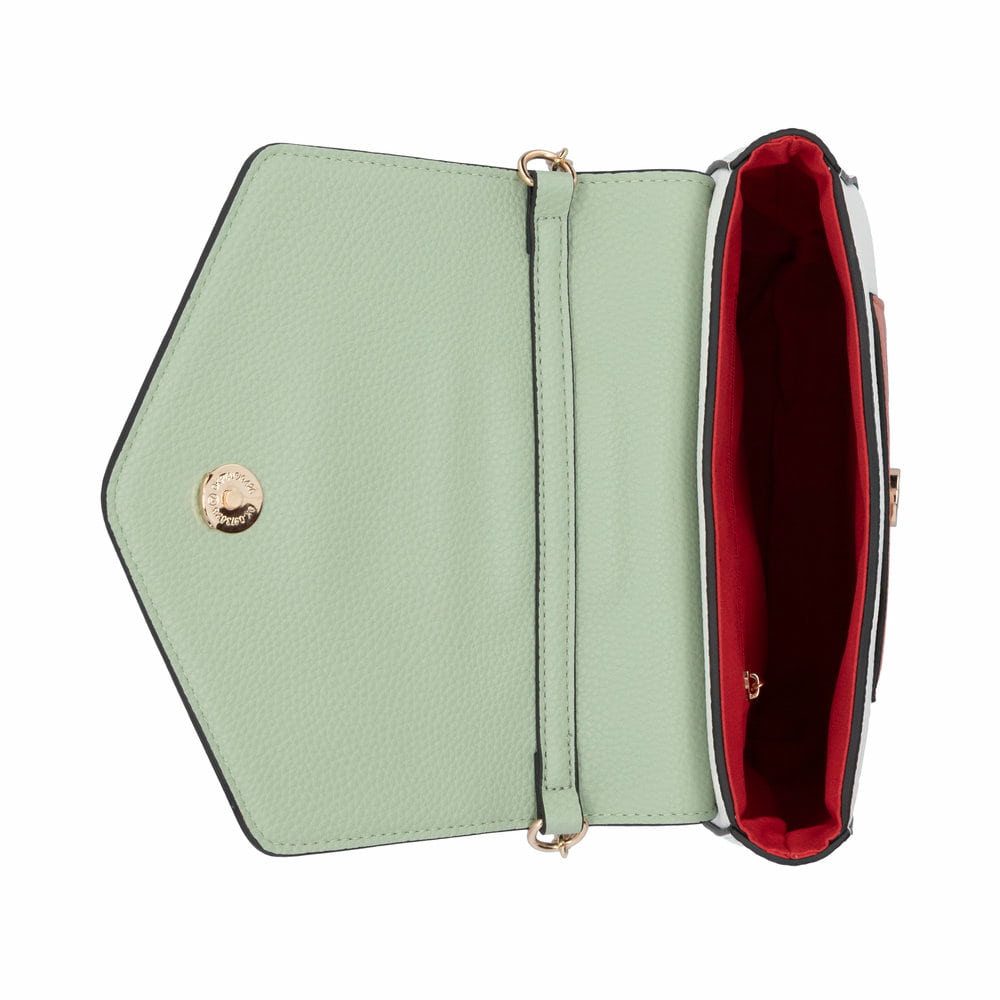 remonte Damen Handtasche Q0627-00 in Glanzschwarz aus Kunstleder mit Überschlag und Reißverschluss. Handtasche getragen.