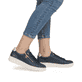 Blaue remonte Damen Sneaker Low D2E00-14 mit Reißverschluss sowie Komfortweite G. Schuh am Fuß.