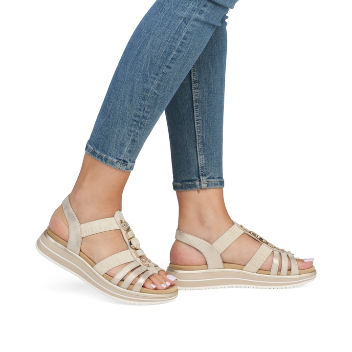 Goldene vegane remonte Riemchensandalen D1J60-91 mit einem Gummizug. Schuh am Fuß.