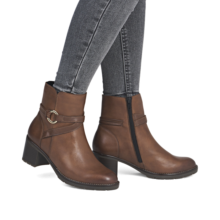 Bottines remonte marron pour femme D2A73-25 avec fermeture éclair. Chaussure au pied.
