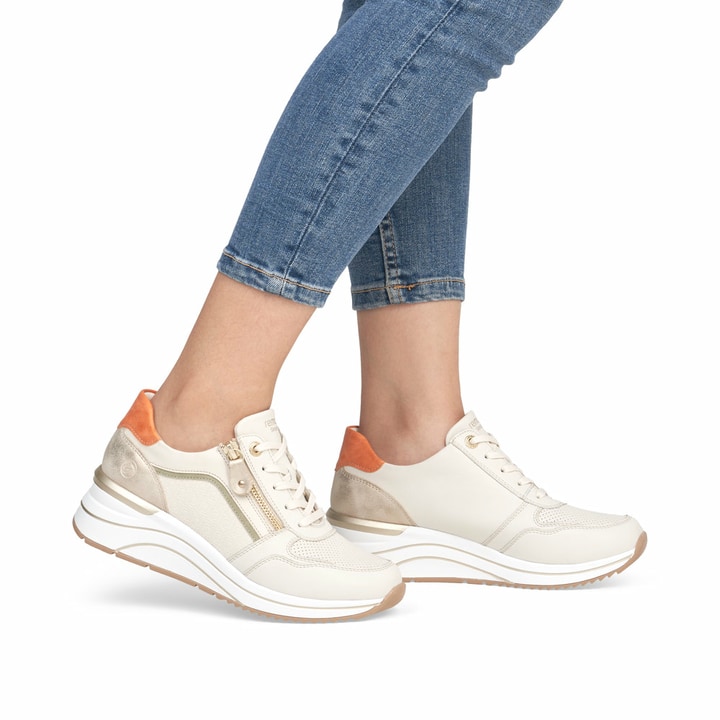 Weiße remonte Damen Sneaker Low D0T10-80 mit Reißverschluss sowie Extraweite H. Schuh am Fuß.