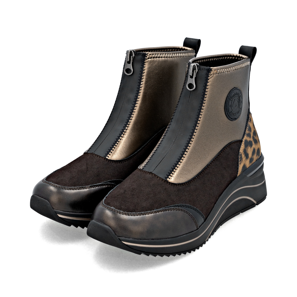 Braunbeige remonte Damen Kurzstiefel D0T78-90 mit Leo-Print sowie Reißverschluss. Schuhpaar seitlich schräg.