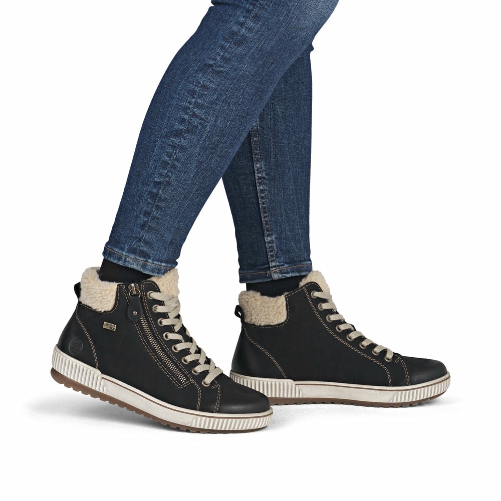 Schwarze remonte Damen Schnürstiefel D0770-03 mit wasserabweisender TEX-Membran. Schuh am Fuß.