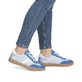 Blauweiße remonte Damen Sneaker D2C01-10 mit Schnürung sowie der Komfortweite G. Schuh am Fuß.