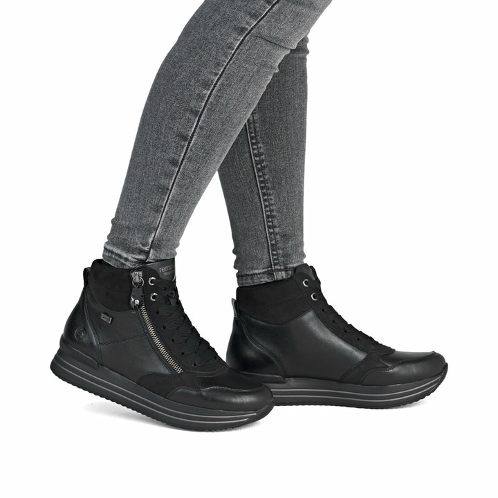 Schwarze remonte Damen Schnürstiefel D1371-00 mit wasserabweisender TEX-Membran. Schuh am Fuß.