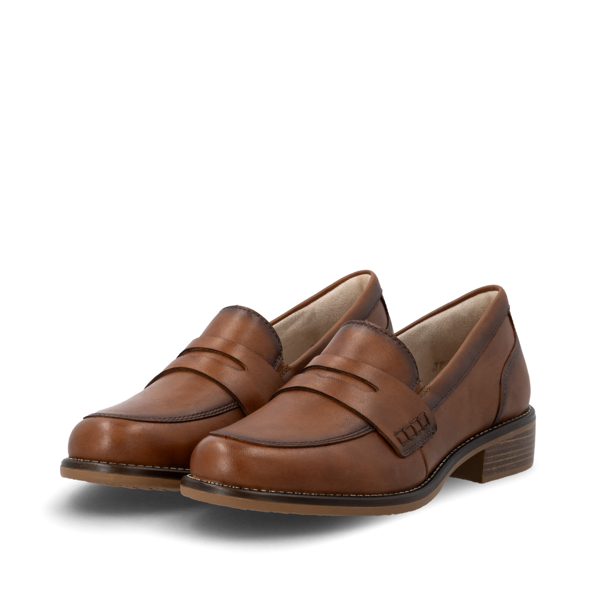 Braune remonte Damen Loafer D0F05-24 mit einem Gummizug. Schuhpaar seitlich schräg.