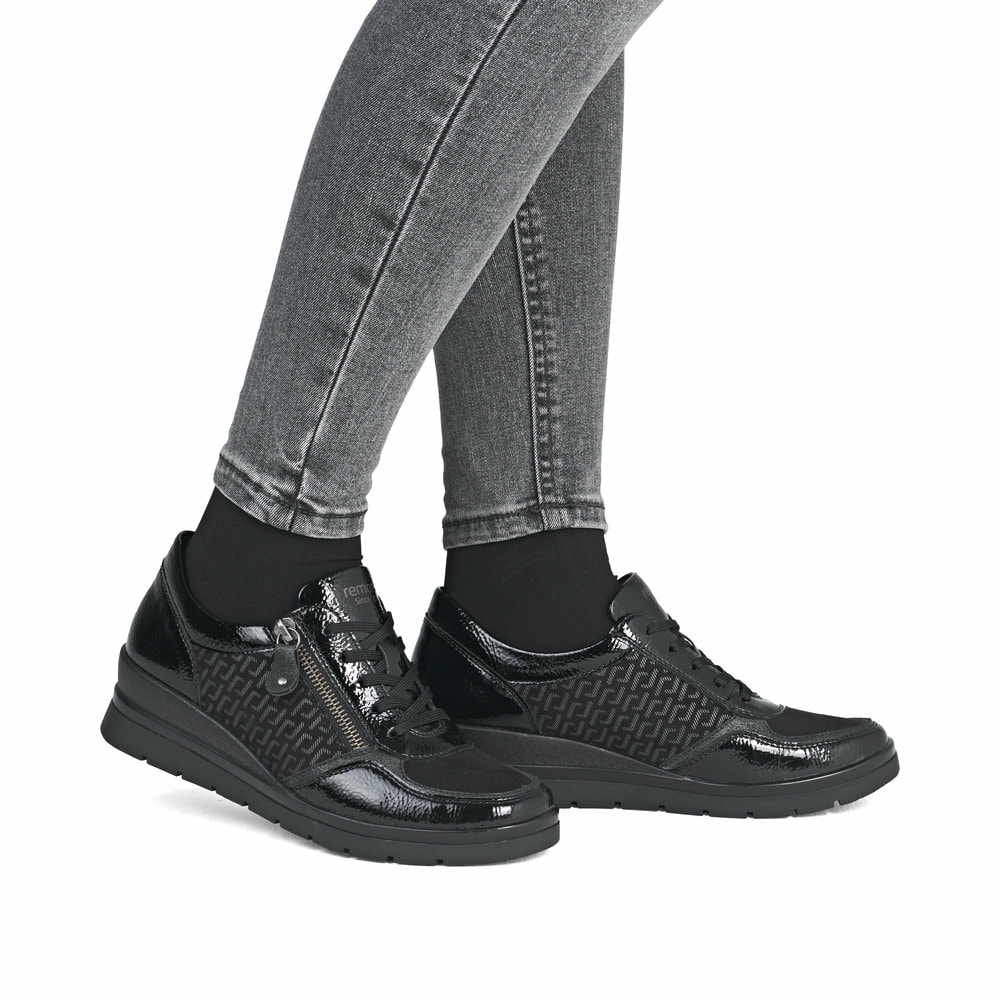 Schwarze remonte Damen Sneaker R0701-08 mit Reißverschluss sowie Komfortweite G. Schuh am Fuß.