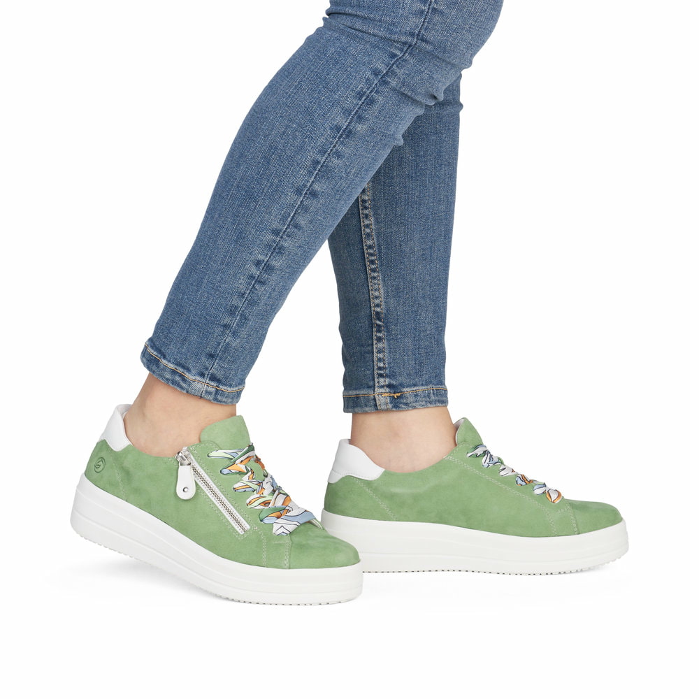 Grüne remonte Damen Sneaker Low D1C06-53 mit Reißverschluss sowie Komfortweite G. Schuh am Fuß.