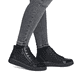 Schwarze remonte Damen Sneaker D2E70-00 mit Reißverschluss sowie Komfortweite G. Schuh am Fuß.