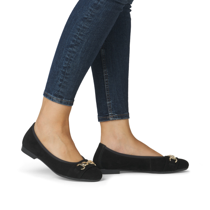 Schwarze remonte Ballerinas D0K10-02 mit einer herausnehmbaren Einlegesohle. Schuh am Fuß.