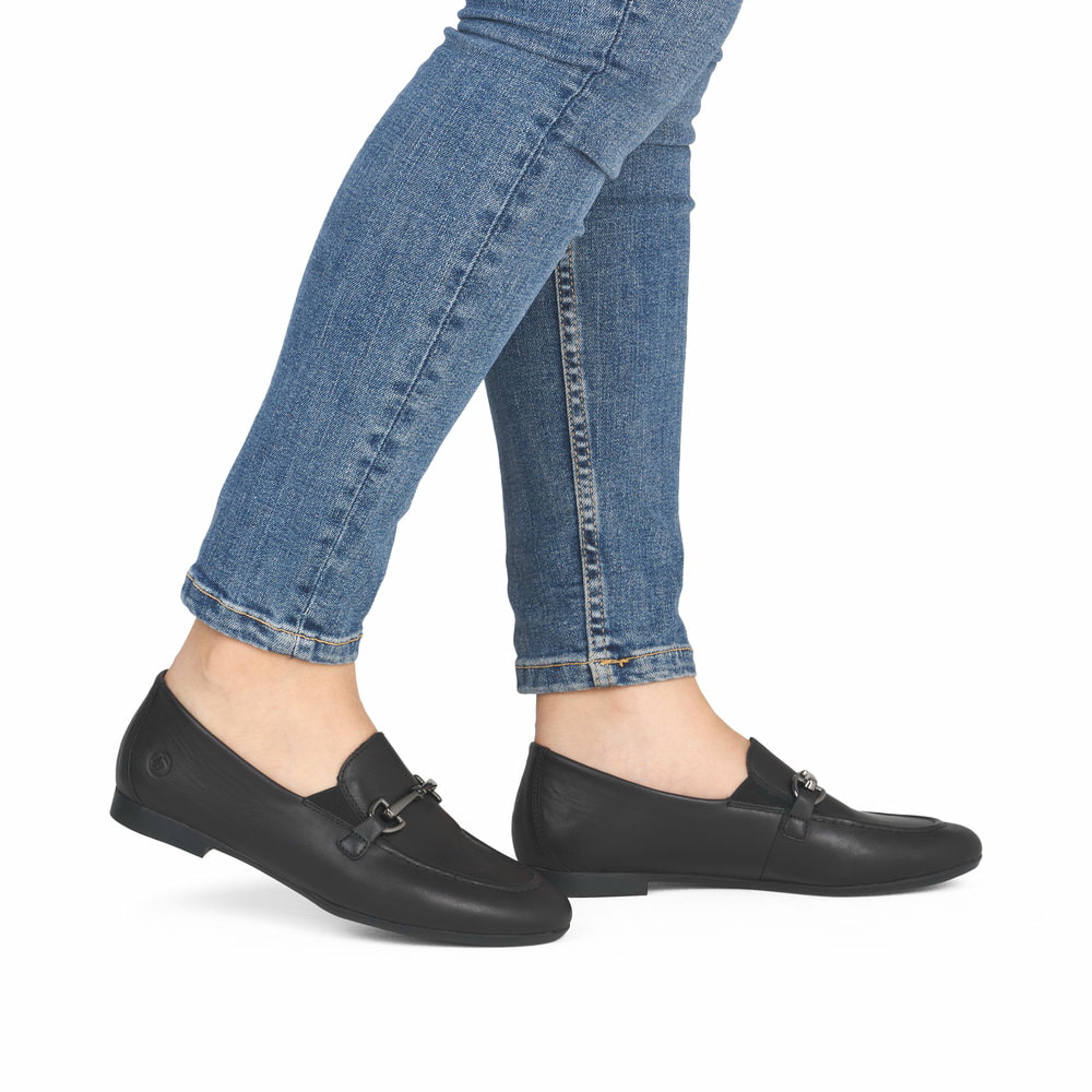 Schwarze remonte Damen Loafer D0K13-00 mit einem Gummizug. Schuh am Fuß.