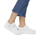 Frostweiße vegane remonte Damen Sneaker D1C03-80 mit einer Schnürung. Schuh am Fuß.