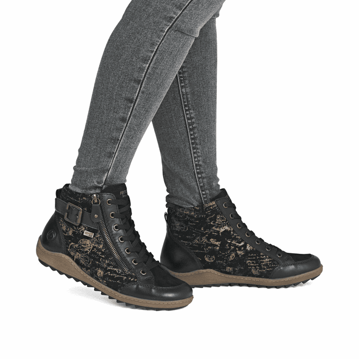 Schwarze remonte Damen Kurzstiefel R1441-03 mit wasserabweisender TEX-Membran. Schuh am Fuß.
