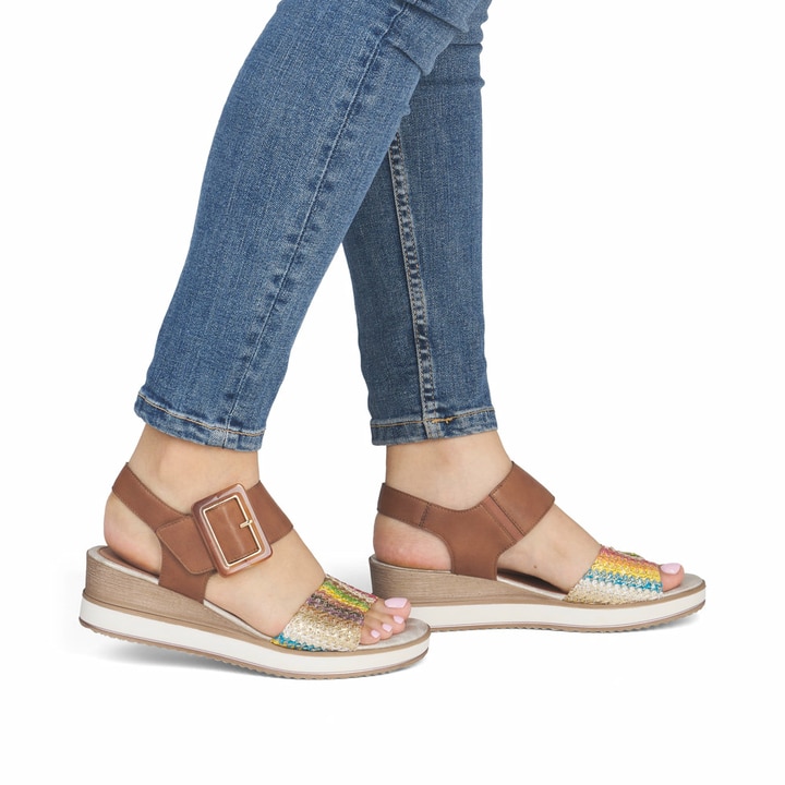 Braune remonte Keilsandaletten D6453-22 mit trendiger Schnalle. Schuh am Fuß.