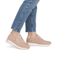 Rosane remonte Damen Sneaker Low D1G10-31 mit einem Reißverschluss. Schuh am Fuß.