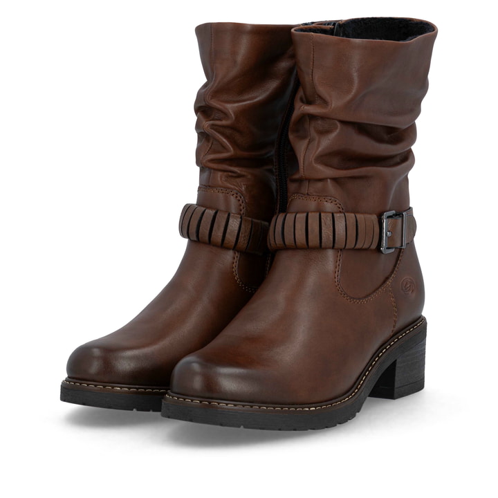 Braune remonte Hochschaftstiefel D1A81-23 mit einem Reißverschluss. Schuhpaar seitlich schräg.
