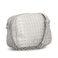 Sac à main remonte Q0667-90 gris avec détails de chaîne et fermeture éclair. Côté gauche.