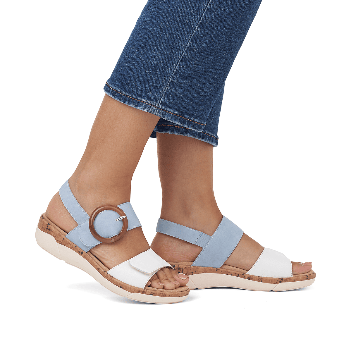 Blaue remonte Damen Riemchensandalen R6853-10 mit Klettverschluss. Schuh am Fuß.