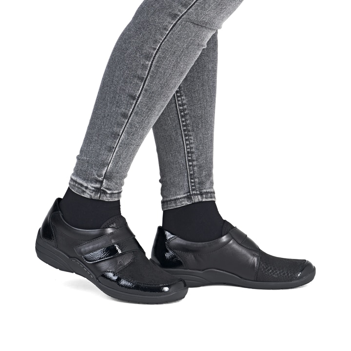 Mocassins remonte noirs pour femme R7600-00 avec fermeture velcro. Chaussure au pied.