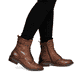 Braune remonte Damen Schnürstiefel D2W80-24 mit einem Reißverschluss. Schuh am Fuß.