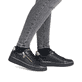 Baskets basses remonte noires pour femme D2E00-03 avec fermeture éclair. Chaussure au pied.