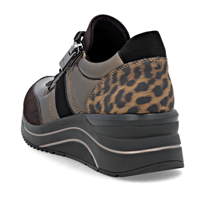 Braunbronzene remonte Damen Sneaker D0T09-91 mit Leo-Print sowie Reißverschluss. Schuh von hinten.