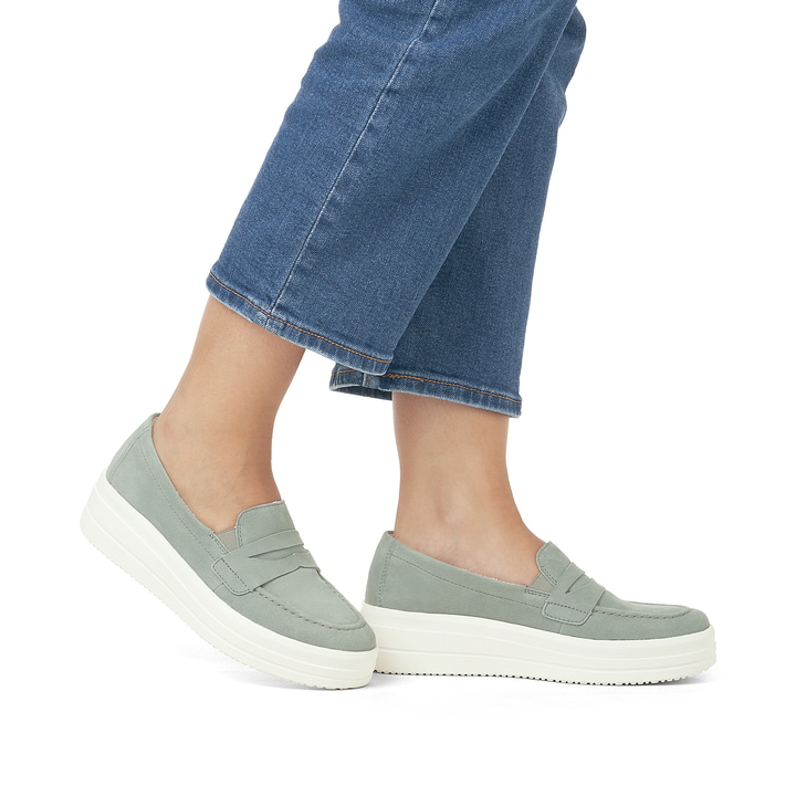 Mintgrüne remonte Damen Slipper D1C05-52 mit Elastikeinsatz sowie Komfortweite G. Schuh am Fuß.