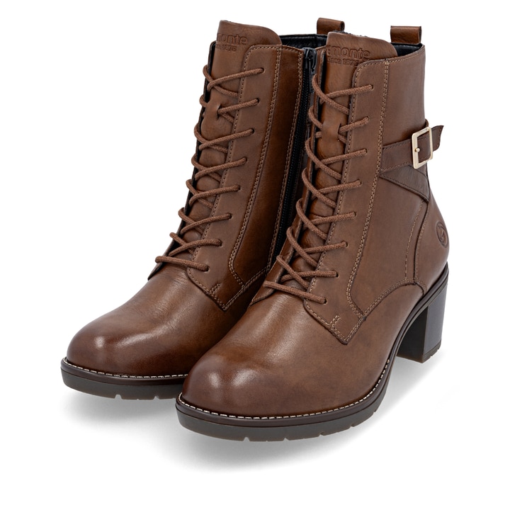 Braune remonte Damen Stiefeletten D2A74-25 mit Deko-Schnalle. Schuhpaar seitlich schräg.