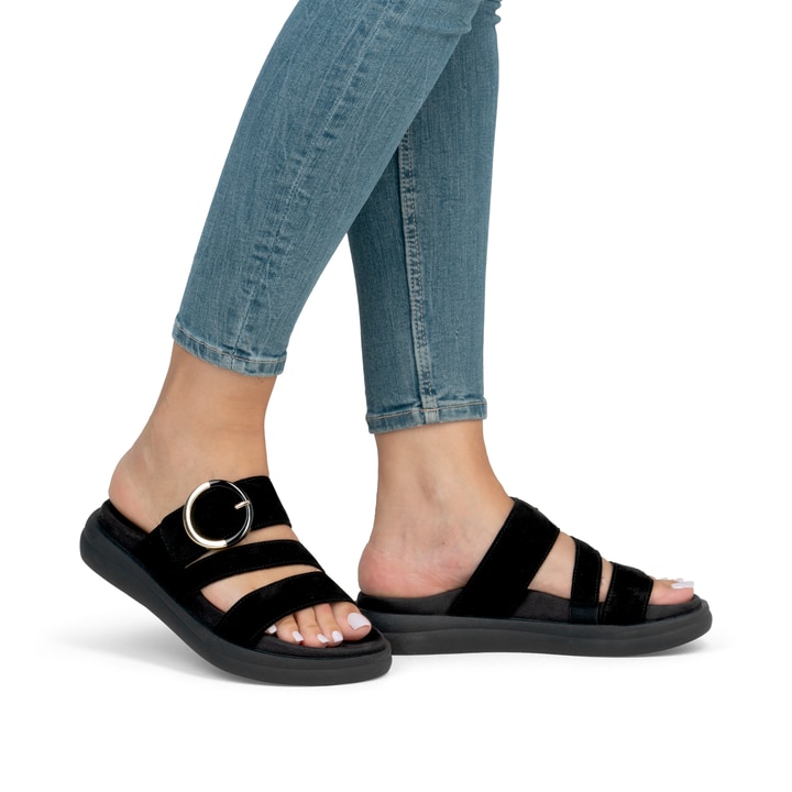 Schwarze remonte Damen Pantoletten D2N53-02 mit einem Klettverschluss. Schuh am Fuß.