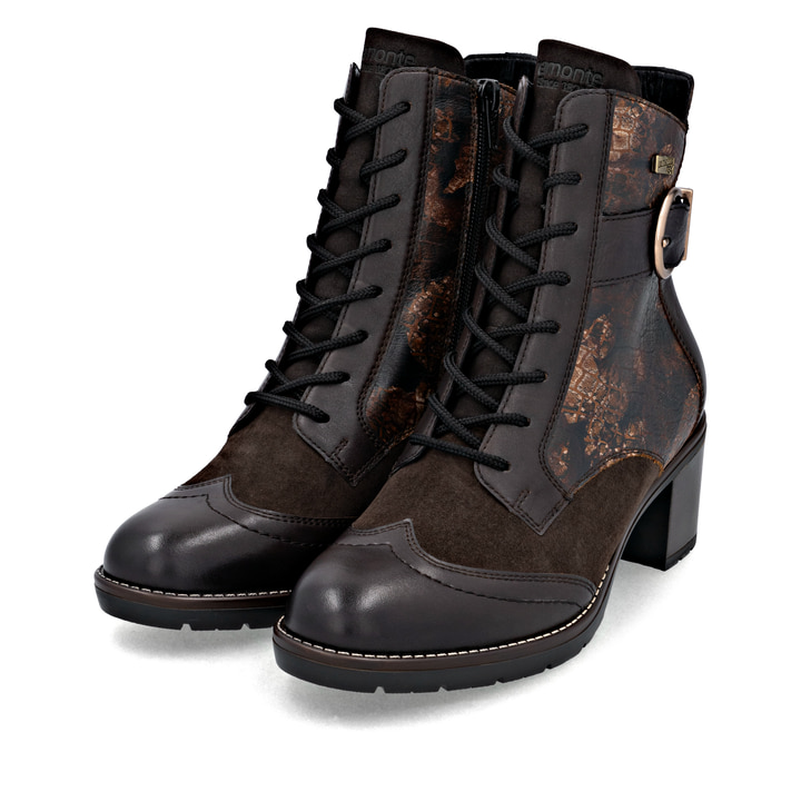 Braune remonte Damen Stiefeletten D2A77-25 mit wasserabweisender TEX-Membran. Schuhpaar seitlich schräg.